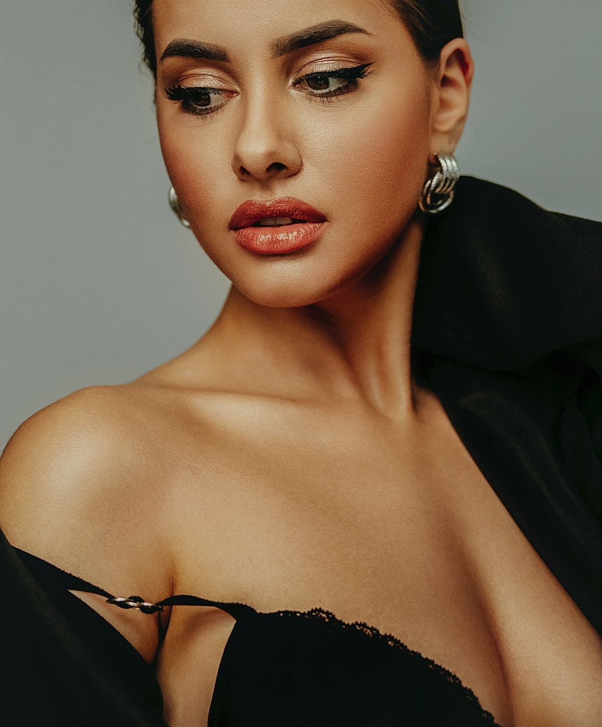 Elegant close-up portrait of a woman.